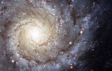 NGC 5486悬挂在遥远的星系，显得格外突出