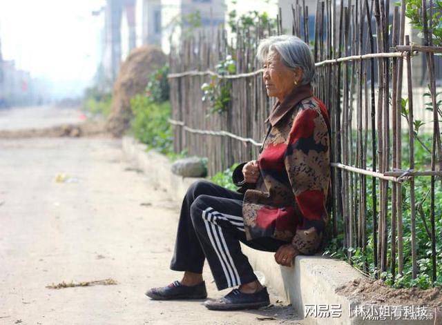 高龄奶奶73岁还每天要扛30吨水泥赚钱，村委回应来了
